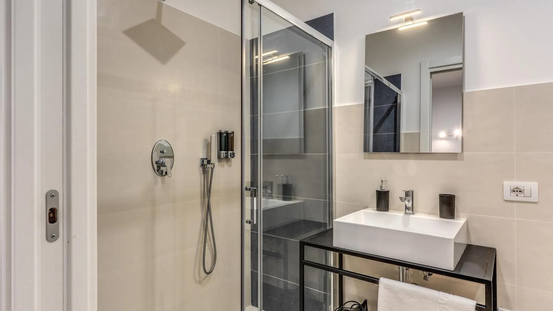 Caravita Rooms Neapol 0*,