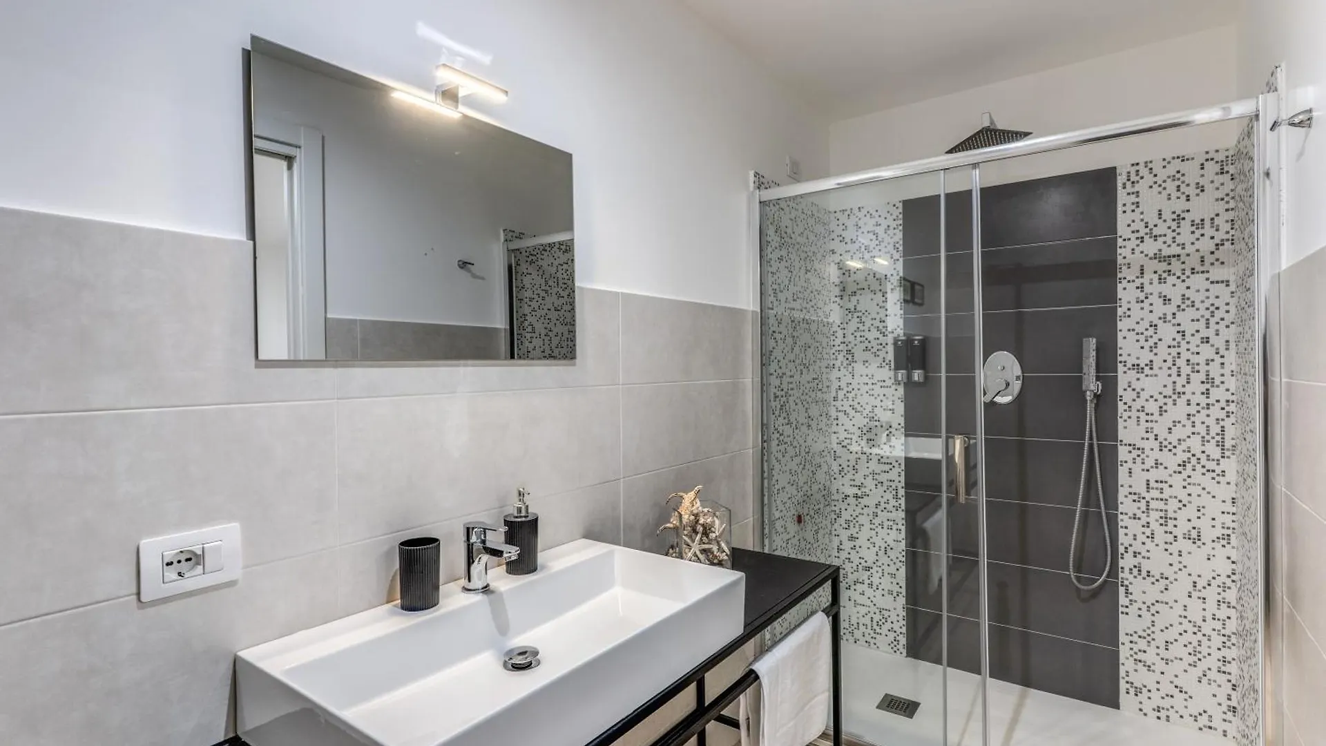 Caravita Rooms Neapol 0*,  Włochy
