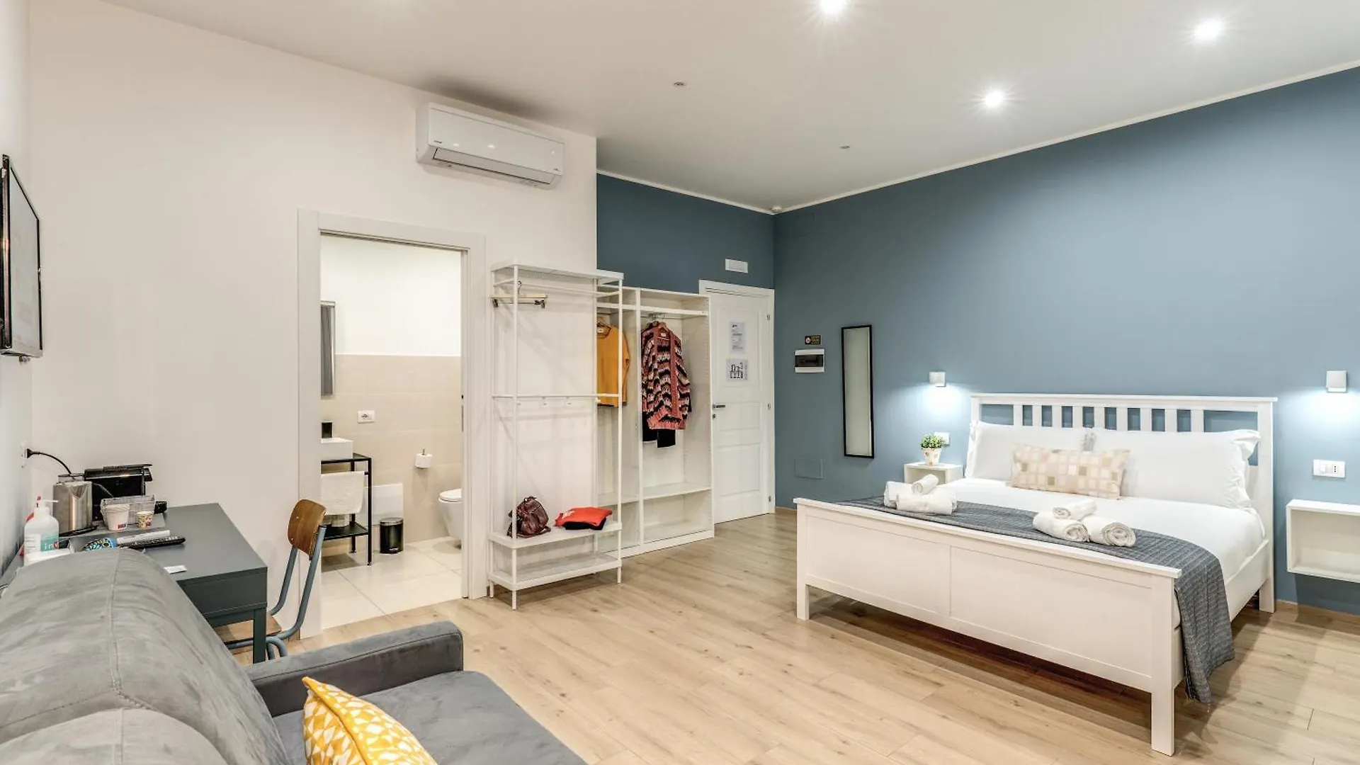 Caravita Rooms Naples 0*,  Italy